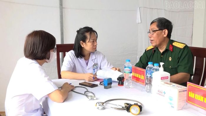 Người có công được khám, tư vấn sức khỏe, góp phần chăm sóc và nâng cao chất lượng cuộc sống.
