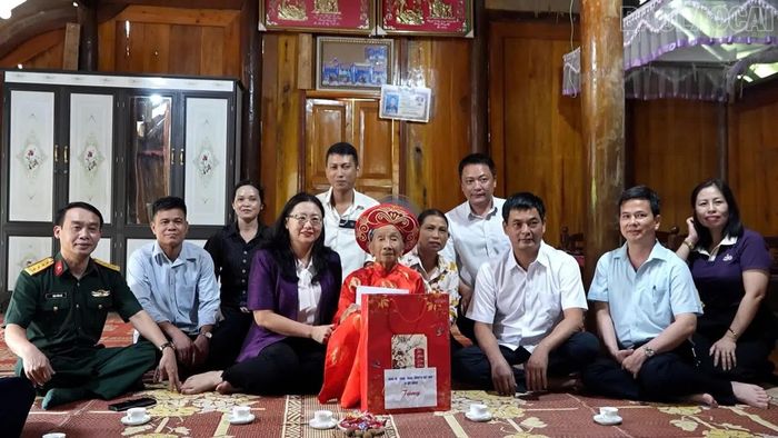 Đoàn công tác của tỉnh thăm hỏi, tặng quà người có công, thể hiện sự quan tâm, tri ân của các cấp, các ngành đối với gia đình chính sách.