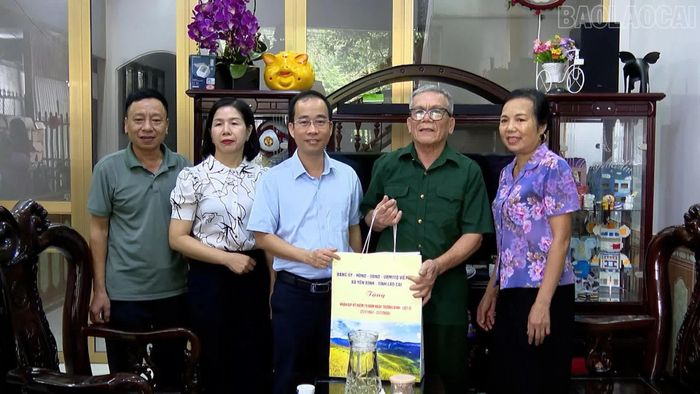 Lãnh đạo xã Yên Bình tặng quà cho gia đình chính sách.