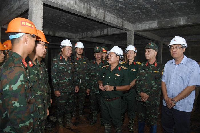 Trung tướng Trần Vinh Ngọc và lãnh đạo tỉnh Lâm Đồng động viên lực lượng đang tham gia xây dựng Trường Phổ thông nội trú liên cấp Tiểu học và Trung học cơ sở Quảng Trực