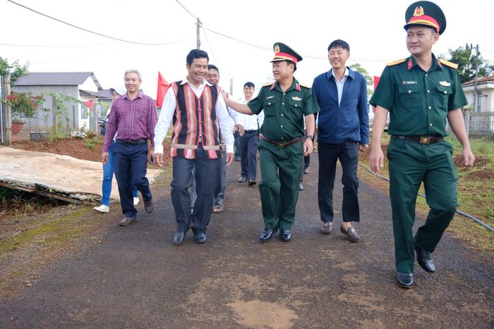 Trung tướng Trần Vinh Ngọc, Bí thư Đảng ủy, Chính ủy Quân khu 7 thăm bà con tại Điểm dân cư liền kề Chốt Dân quân biên giới ở xã Quảng Trực