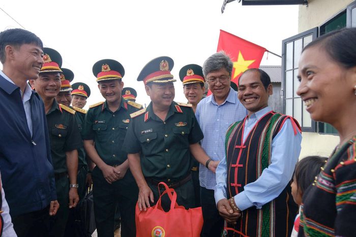 Trung tướng Trần Vinh Ngọc và lãnh đạo tỉnh Lâm Đồng trò chuyện thân tình, gần gũi với bà con