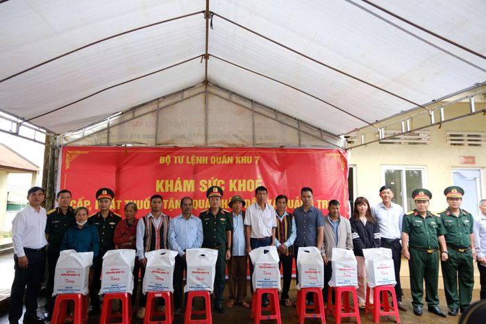 Tặng quà cho bà con khó khăn nhân dịp Quốc khánh 2/9
