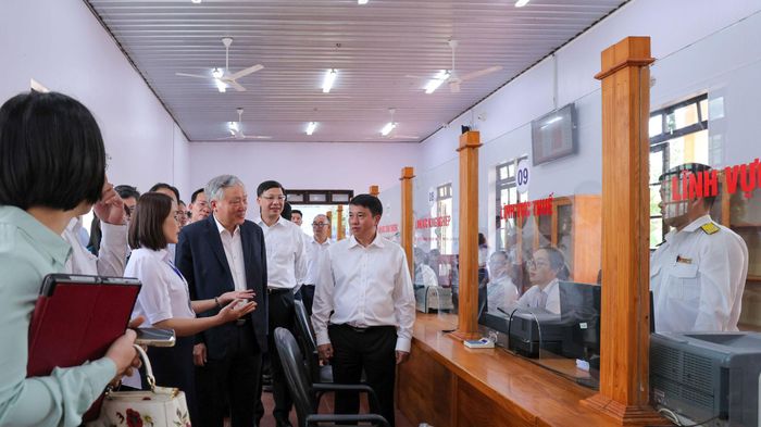 Nguyên Phó Thủ tướng Nguyễn Hòa Bình và lãnh đạo tỉnh thăm Trung tâm phục vụ hành chính công xã Đức Trọng