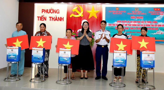 Ban Tổ chức tặng quà cho các hộ ngư dân có hoàn cảnh khó khăn tại phường Tiến Thành