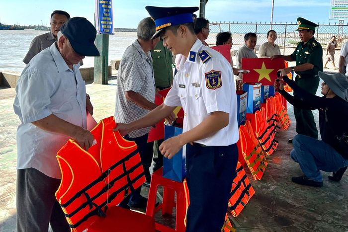 Ban Tổ chức tặng quà cho các ngư dân tại Cảng cá La Gi