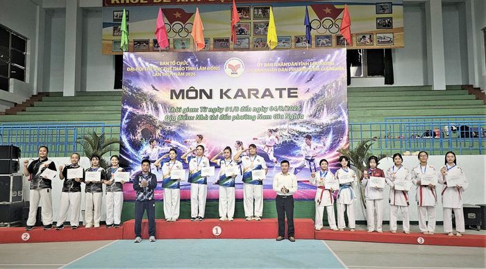 Trao HCV cho các VĐV môn võ Karate của Cụm 5