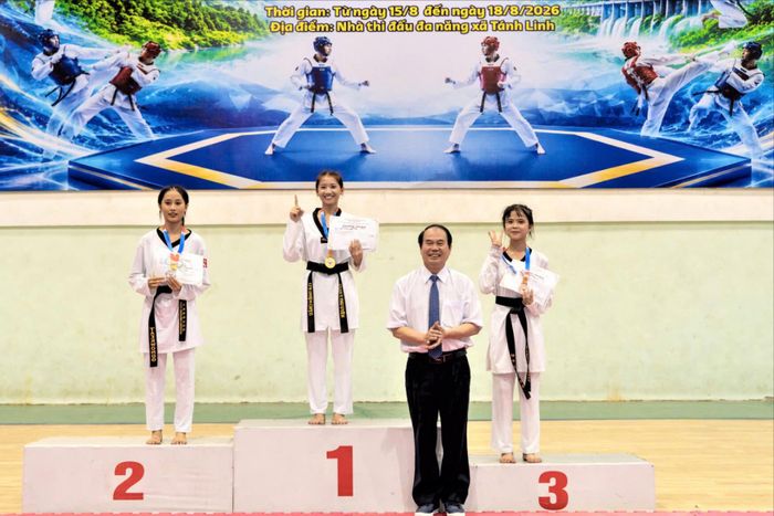 Taekwondo cũng là thế mạnh của các VĐV Cụm 5. Trong ảnh, trao HCV cho một VĐV Cụm 5