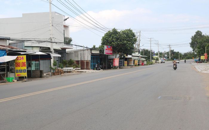 Đường đi qua phường Tuyên Quang đã thông thoáng một đoạn, nhưng chưa hoàn thiện vỉa hè một bên