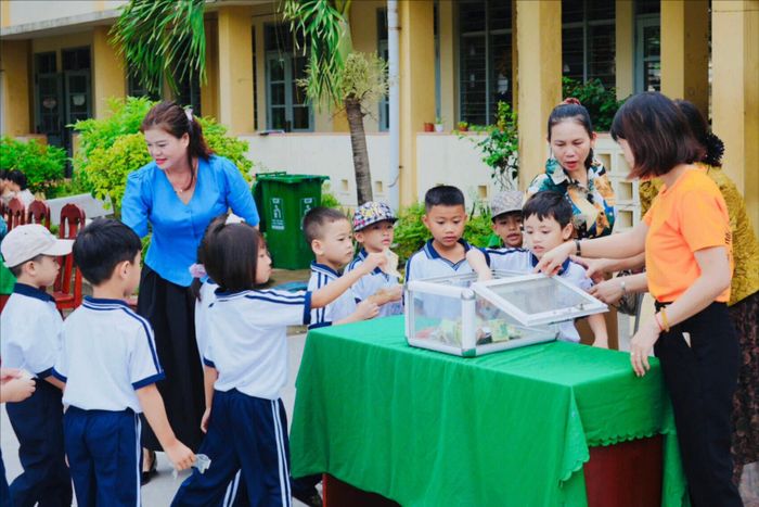 Học sinh xã Hàm Thuận Nam đóng góp vào học bổng “Tiếp sức cho em đến trường”