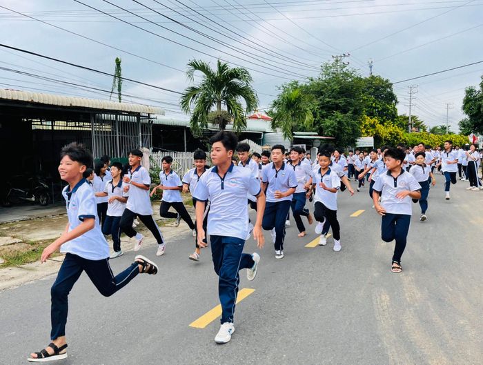 Học sinh ở xã Hàm Thuận Nam tham gia chạy việt dã gây Quỹ học bổng "Tiếp sức cho em đến trường"