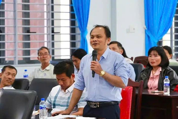 Thầy giáo Trần Vũ Định tình nguyện xuống làm giáo viên tại cuộc gặp mặt với cán bộ quản lý trường học trên địa bàn xã