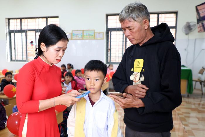 Phụ huynh đưa học sinh tới tựu trường Trường phổ thông nội trú Tiểu học - THCS Quảng Trực