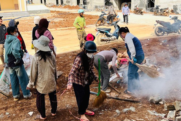 Phụ huynh xã Thuận An mang cây cảnh, hoa tới trang trí Trường phổ thông nội trú liên cấp Tiểu học - THCS Thuận An