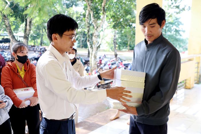 Phụ huynh rất phấn khởi khi con em ở vùng biên giới khó khăn được Đảng, Nhà nước quan tâm