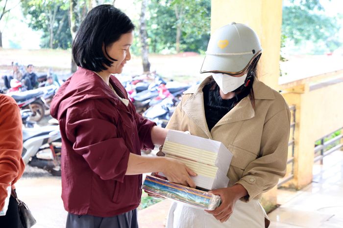 Học sinh trường nội trú khu vực biên giới được cấp miễn phí sách giáo khoa, đồ dùng học tập
