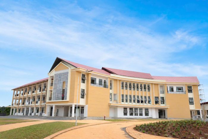 Từng khu nhà dần hoàn thiện phục vụ năm học mới 2026 - 2027 ở Trường phổ thông nội trú liên cấp Tiểu học - THCS Thuận An