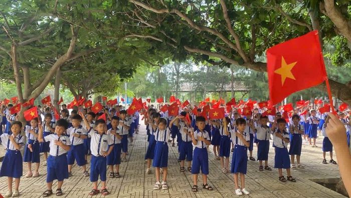 Học sinh Trường Tiểu học Phú Quý tập dượt cho ngày khai giảng