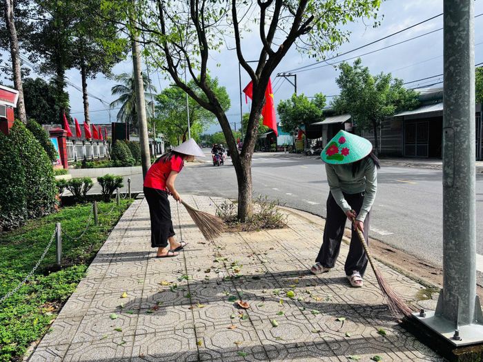 Giáo viên Trường Tiểu học Lê Lợi dọn vệ sinh cảnh quan, chào mừng năm học mới