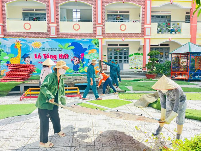 Giáo viên Trường Mầm non Đạ Tẻh ra quân thực hiện công tác vệ sinh, chỉnh trang cảnh quan khuôn viên nhà trường