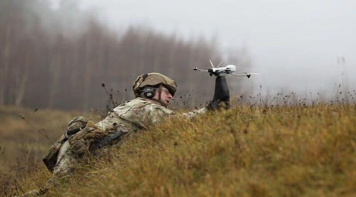 Binh sĩ Mỹ điều khiển một drone trong một cuộc tập trận. Ảnh: Lục quân Mỹ