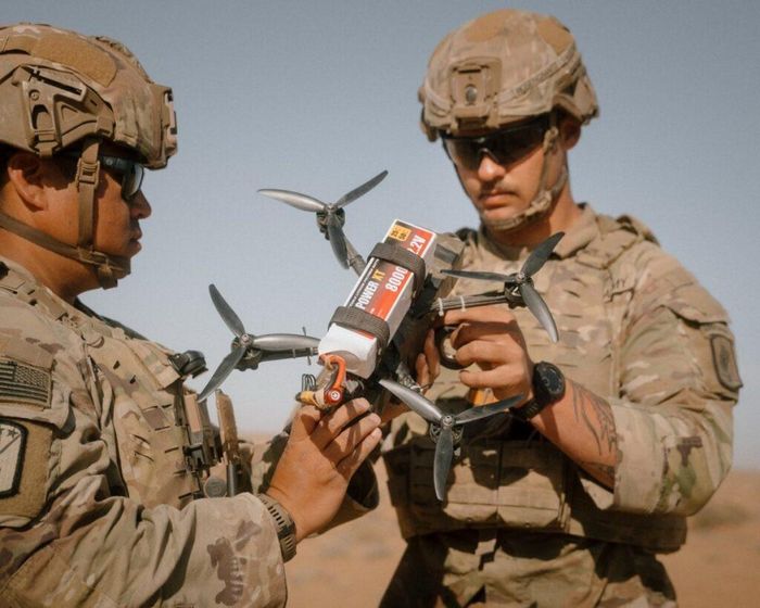Các binh sĩ Mỹ trong một buổi huấn luyện điều khiển drone góc nhìn thứ nhất (FPV). Ảnh: Lục quân Mỹ