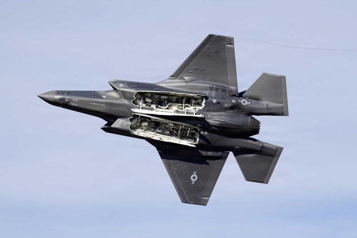 Tiêm kích F-35 Lightning II mở khoang vũ khí trong thân, nơi cho phép máy bay mang tên lửa mà vẫn hạn chế phản xạ radar. Ảnh: Bộ Quốc phòng Mỹ