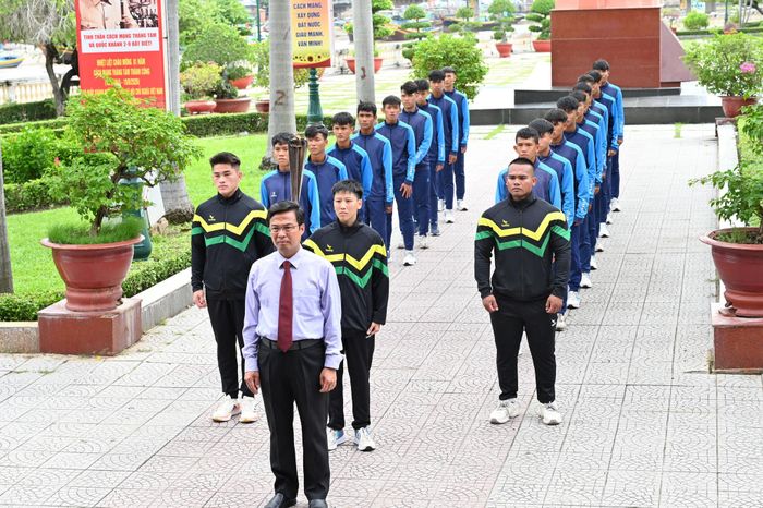 Tỉnh ủy viên, Phó Chủ tịch UBND tỉnh Đinh Văn Tuấn cùng các vận động viên chuẩn bị thực hiện nghi thức rước đuốc