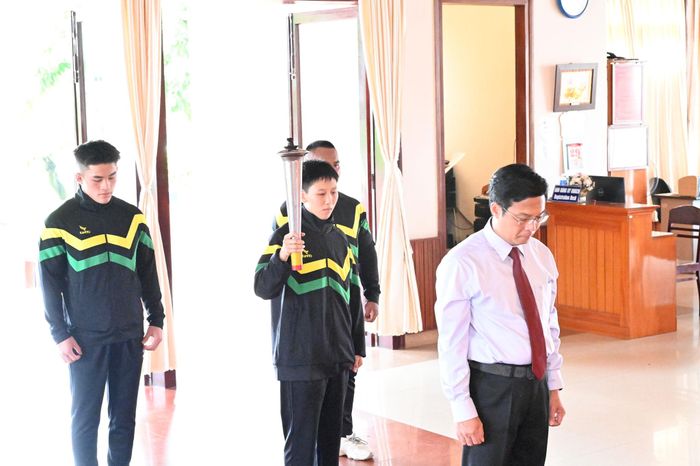 Tỉnh ủy viên, Phó Chủ tịch UBND tỉnh Đinh Văn Tuấn cùng các vận động viên dành phút tưởng niệm trước anh linh của Bác
