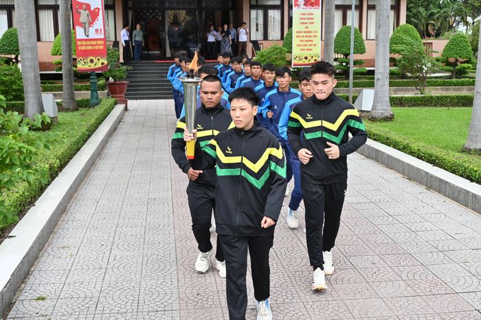 Vận động viên Lê Thị Mỹ Hiền dẫn đầu đoàn rước đuốc đại hội đi qua các tuyến đường