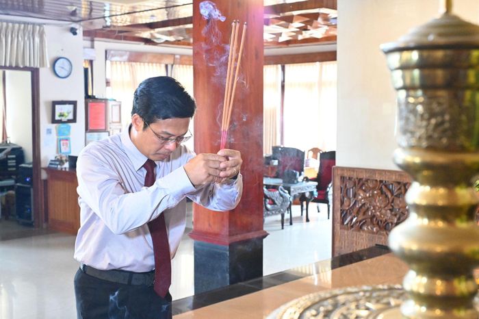 Tỉnh ủy viên, Phó Chủ tịch UBND tỉnh Đinh Văn Tuấn thắp hương cho Bác