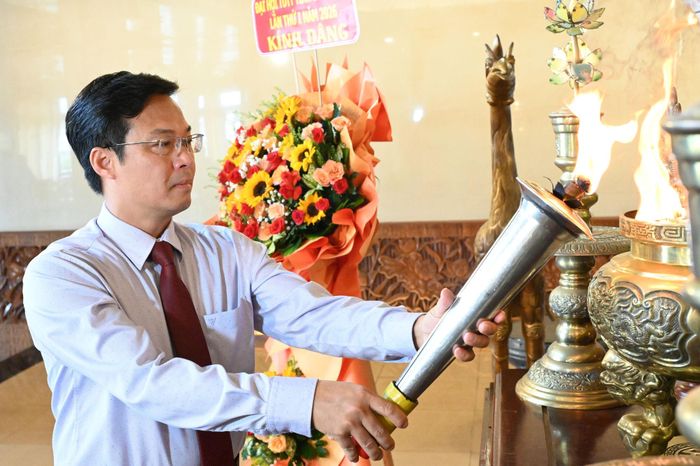 Tỉnh ủy viên, Phó Chủ tịch UBND tỉnh Đinh Văn Tuấn thực hiện nghi thức lấy lửa truyền thống