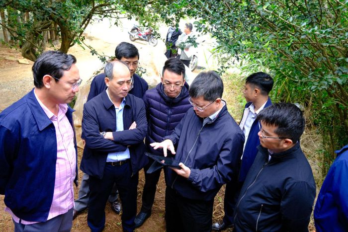Đoàn công tác khảo sát khu đất khoảng 1,7 ha tại khu vực D3 - D4, được định hướng bố trí nhà ở xã hội