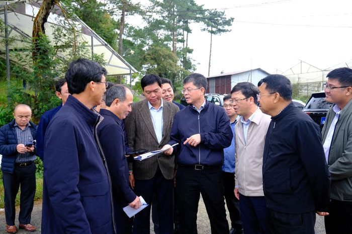 Lãnh đạo phường Cam Ly - Đà Lạt báo cáo với đồng chí Nguyễn Hồng Hải, Ủy viên Ban Thường vụ Tỉnh ủy, Phó Chủ tịch UBND tỉnh về phương án triển khai các định hướng phát triển dân cư trên địa bàn