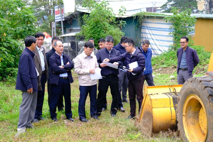 Đồng chí Nguyễn Hồng Hải, Ủy viên Ban Thường vụ Tỉnh ủy, Phó Chủ tịch UBND tỉnh Lâm Đồng đi thực tế tại khu đất công, số 18 Hoàng Văn Thụ