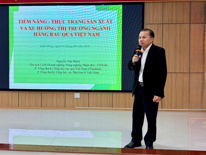 Ông Nguyễn Văn Mười, Chủ tịch Câu lạc bộ Doanh nghiệp Nông nghiệp Nhiệt đới nêu các tham luận về thực trạng và xu hướng ngành hàng rau, quả Việt Nam