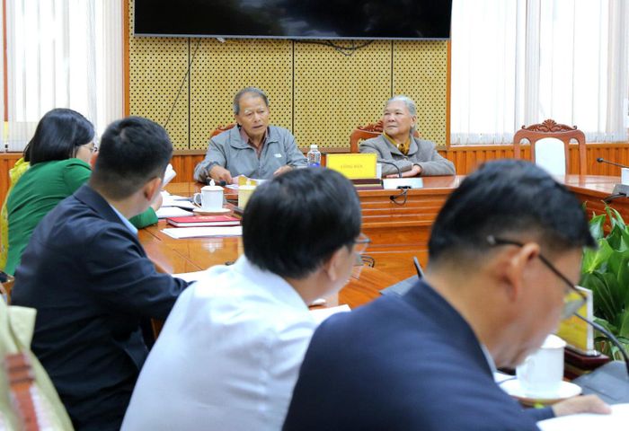 Các công dân phản ánh nội dung liên quan đến quyền lợi của mình tại buổi đối thoại