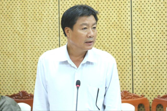 Chủ tịch UBND xã Phan Rí Cửa, Võ Minh Chiến báo cáo những nội dung đã giải đáp liên quan đến trường hợp công dân Mạch Thị Nam Hà
