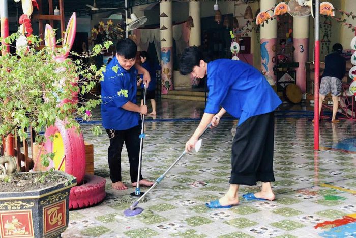 Đoàn viên, thanh niên khu vực Đông Lâm Đồng tham gia hỗ trợ dọn dẹp, chuẩn bị năm học mới tại các trường học