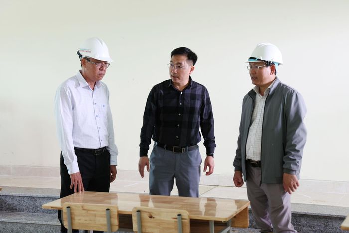 Thiết bị, bàn ghế phòng học đã được lắp đặt, sẵn sàng đón học sinh