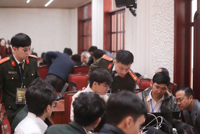 Tổ giúp việc hỗ trợ các đội thi trong quá trình diễn ra chương trình (Ảnh tư liệu)