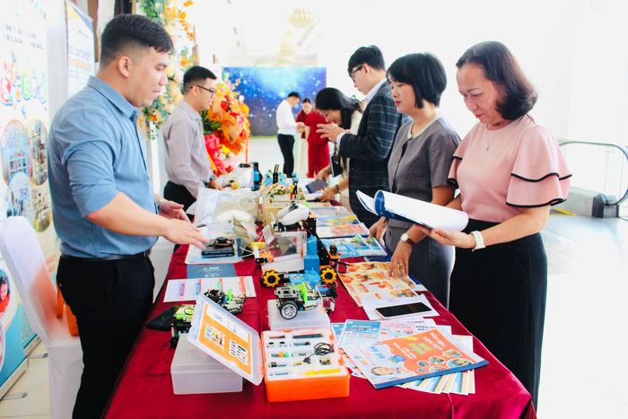 Cán bộ quản lý, giáo viên tham quan mô hình dạy học STEM