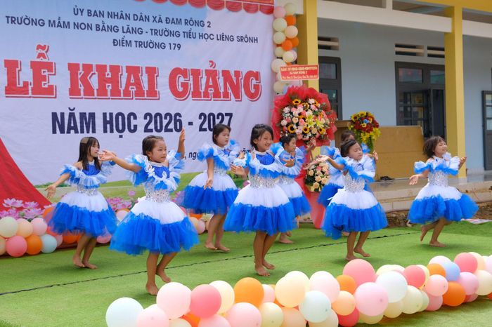 Văn nghệ chào mừng khai giảng