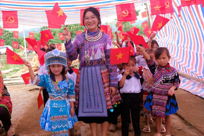 Cô Lý Thị Chanh cùng các em học sinh lớp 1