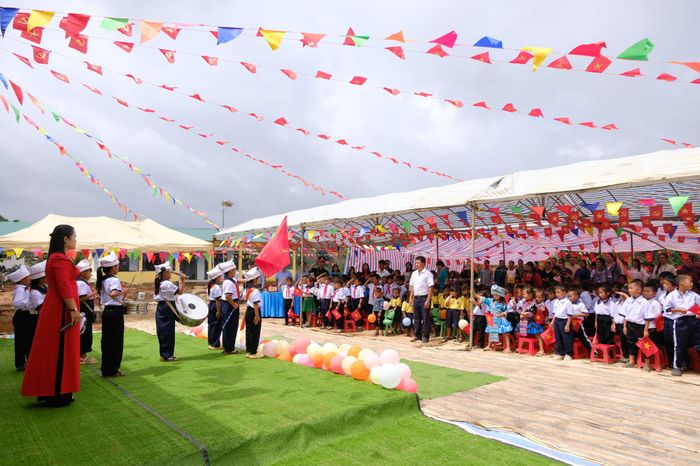 Nghi thức chào cờ tại lễ khai giảng ở 2 điểm trường