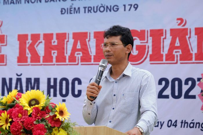 Đồng chí Ndu Ha Biên, Tỉnh ủy viên, Bí thư Đảng ủy xã Đam Rông 2 phát biểu trong ngày khai giảng sớm tại 2 điểm trường