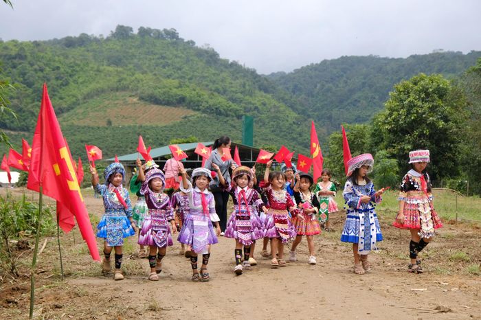 Học sinh Trường Tiểu học Liêng Srônh, điểm trường Tiểu khu 179 háo hức trong ngày khai trường