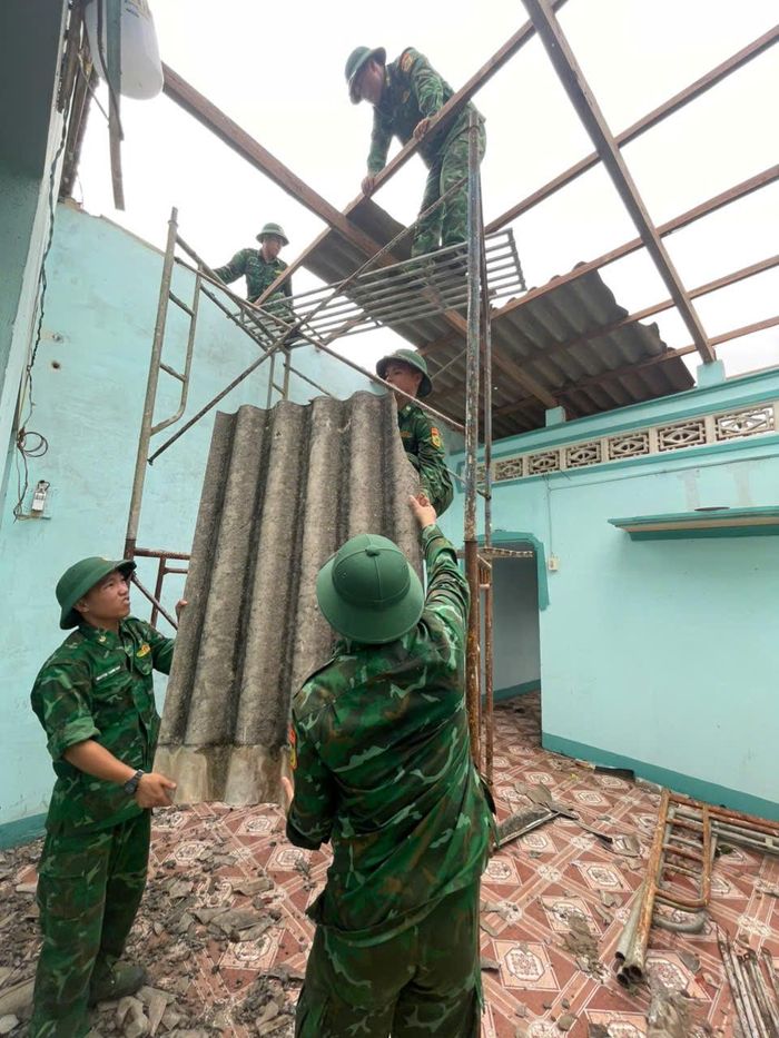Cán bộ, chiến sĩ Đồn Biên phòng Tân Thắng hỗ trợ sửa chữa, gia cố những khu vực nhà cửa bị hư hỏng