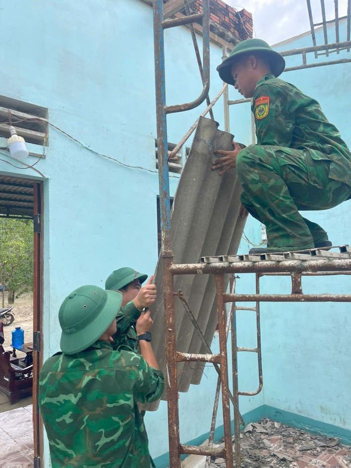 Cán bộ, chiến sĩ Đồn Biên phòng Tân Thắng hỗ trợ sửa chữa, gia cố những khu vực nhà cửa bị hư hỏng