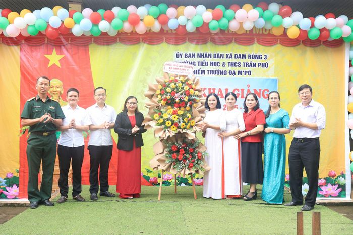 Lãnh đạo xã Đam Rông 3, các đại biểu chúc mừng thầy cô, học sinh trong ngày khai giảng năm học mới